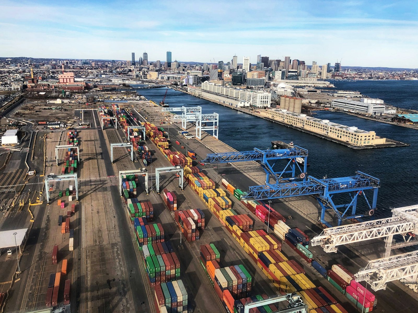 Vista de um terminal portuário com contêineres e equipamentos de movimentação